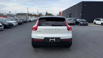2021 Volvo XC40 - image 6