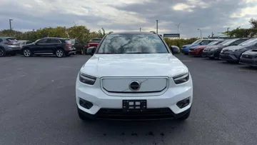 2021 Volvo XC40 - image 2