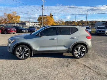 2025 Volvo XC40 - image 3