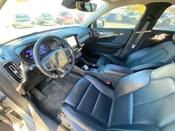 2025 Volvo XC40 - image 6