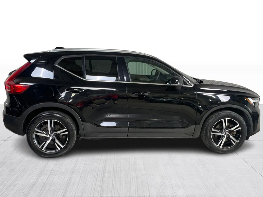2023 Volvo XC40 — photo 2