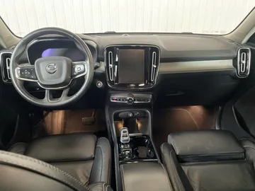 2023 Volvo XC40 - image 4