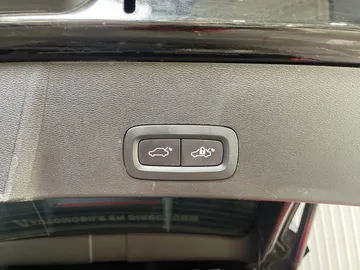 2023 Volvo XC40 - image 24