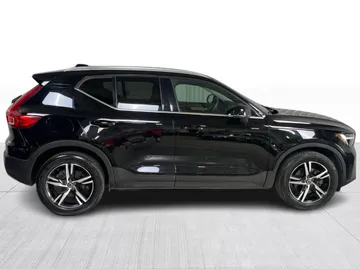 2023 Volvo XC40 - image 2