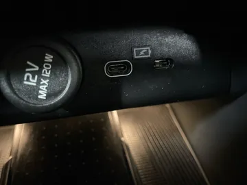 2023 Volvo XC40 - image 32