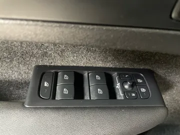 2023 Volvo XC40 - image 29