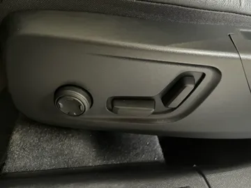 2023 Volvo XC40 - image 21