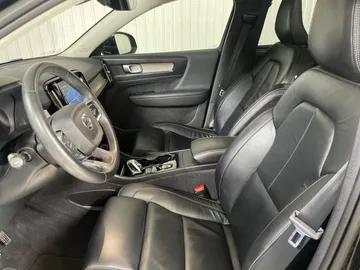 2023 Volvo XC40 - image 3