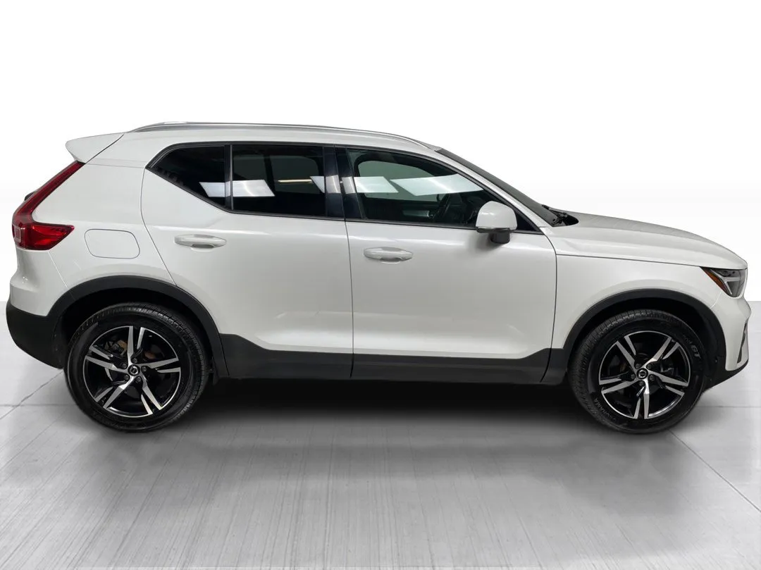 2023 Volvo XC40 — photo 2