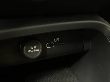 2023 Volvo XC40 - image 27