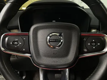 2023 Volvo XC40 - image 18