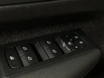 2023 Volvo XC40 - image 22