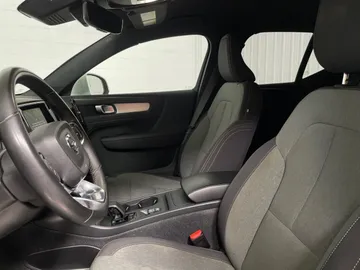 2023 Volvo XC40 - image 3