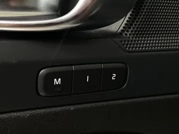 2023 Volvo XC40 - image 16