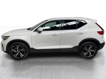 2023 Volvo XC40 - image 10