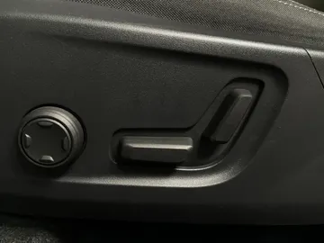 2023 Volvo XC40 - image 23