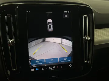 2023 Volvo XC40 - image 25