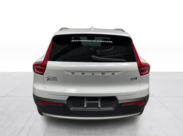 2023 Volvo XC40 - image 13
