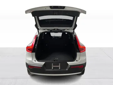 2023 Volvo XC40 - image 12