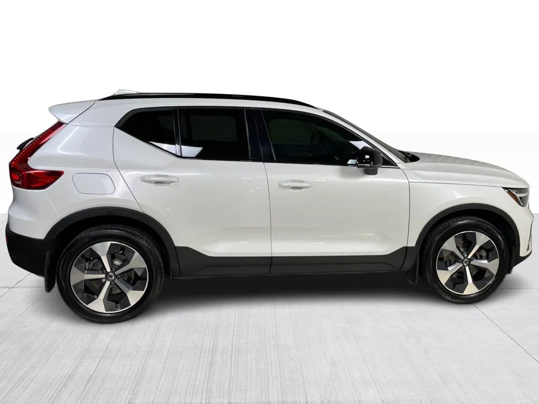 2024 Volvo XC40 — photo 2