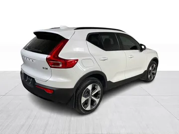 2024 Volvo XC40 - image 15
