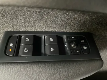 2024 Volvo XC40 - image 29