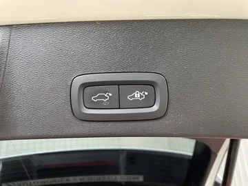 2024 Volvo XC40 - image 24