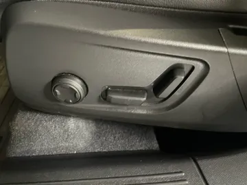 2024 Volvo XC40 - image 21