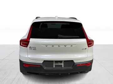 2024 Volvo XC40 - image 13