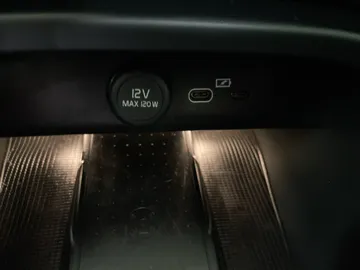 2024 Volvo XC40 - image 32