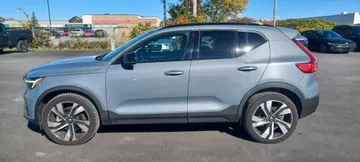 2023 Volvo XC40 - image 4