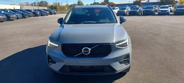 2023 Volvo XC40 - image 2