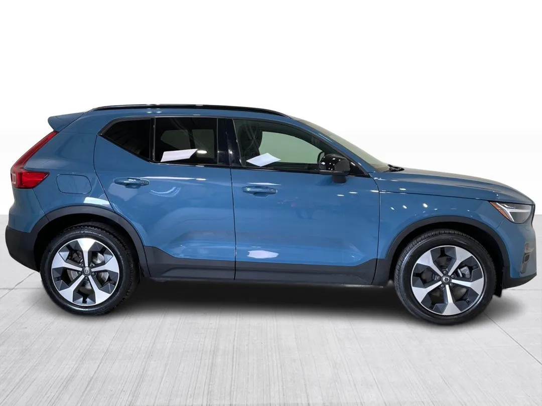 2023 Volvo XC40 — photo 2