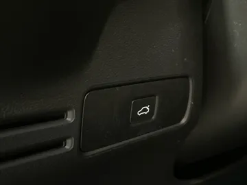 2023 Volvo XC40 - image 31