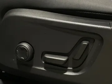 2023 Volvo XC40 - image 19