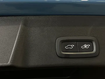 2023 Volvo XC40 - image 34