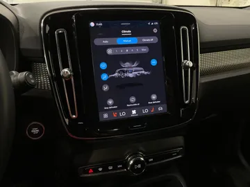 2023 Volvo XC40 - image 23
