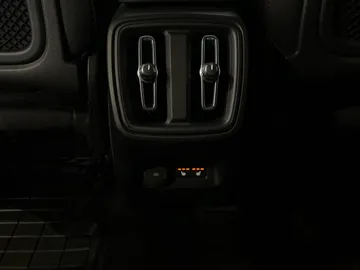 2023 Volvo XC40 - image 33