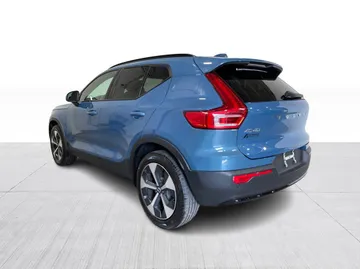 2023 Volvo XC40 - image 12