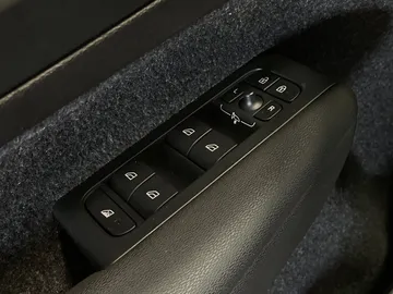 2023 Volvo XC40 - image 25
