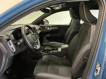 2023 Volvo XC40 - image 3