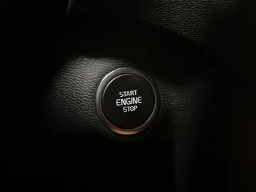2023 Volvo XC40 - image 24