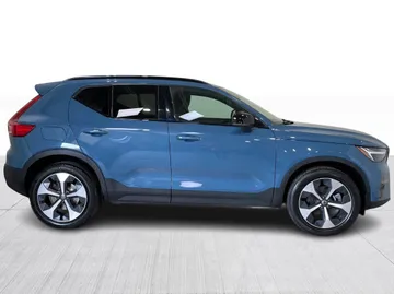 2023 Volvo XC40 - image 2