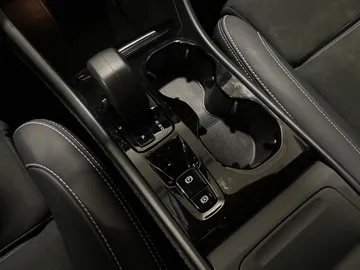 2023 Volvo XC40 - image 29