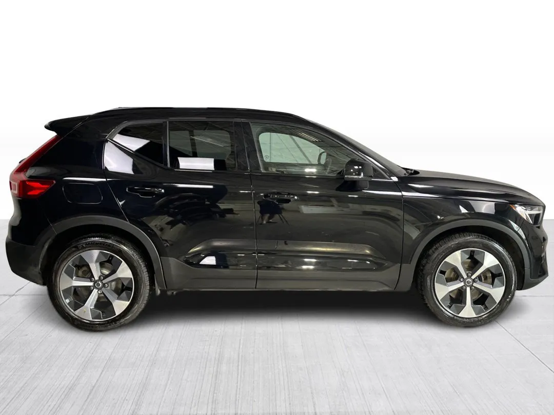 2023 Volvo XC40 — photo 2