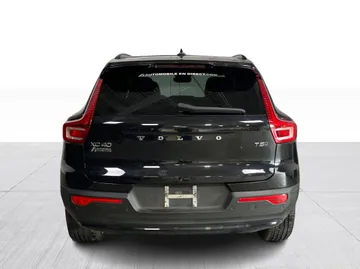 2023 Volvo XC40 - image 13