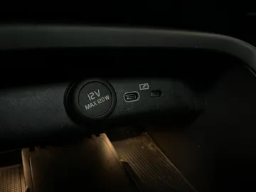 2023 Volvo XC40 - image 27