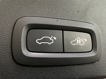 2023 Volvo XC40 - image 21