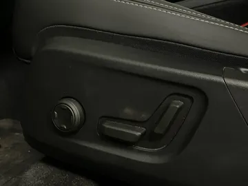 2023 Volvo XC40 - image 20