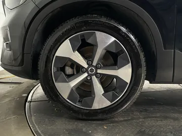 2023 Volvo XC40 - image 7